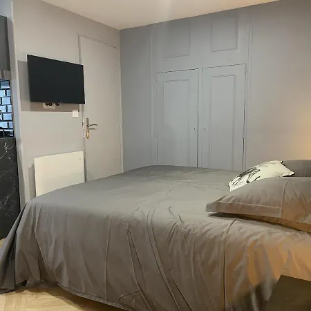 Апартаменты Studio Nuit Chez Louis *